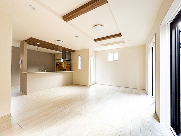 【LDK】広いリビングにはお気に入りの家具を配置し、思い通りの空間に。