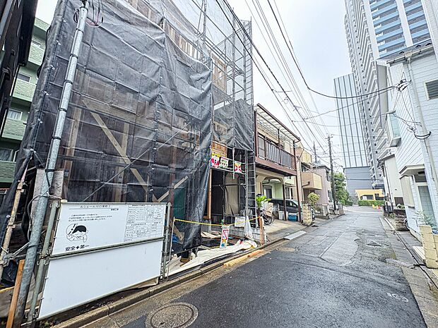 【前面道路】家の前をまっすぐの通りが走っている。クルマは少なく、人々は毎朝、ウォーキング、ジョギング、犬の散歩など、フリーな朝時間を過ごしている。