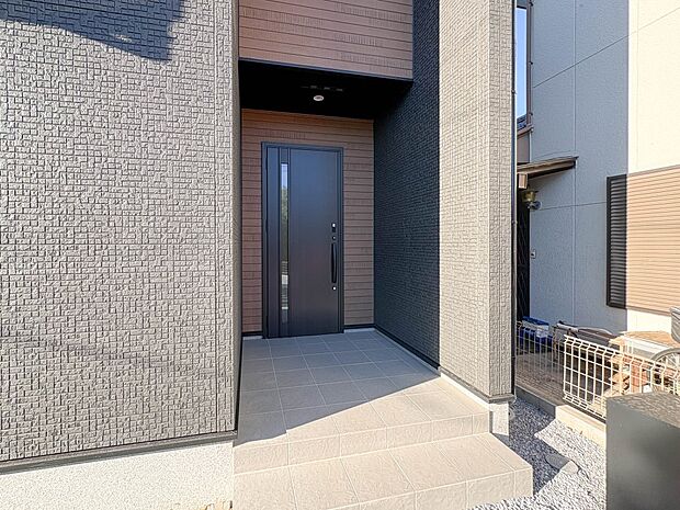 【玄関】家の顔となる玄関は、高いデザイン性が求められます。高級感と断熱性、防犯性に優れた玄関ドアを標準装備。ピッキング対策のセキュリティサムターン等、防犯に考慮しました。
