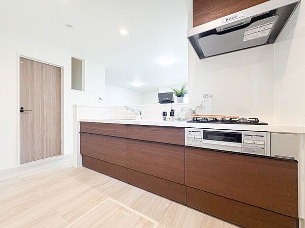 【キッチン】ナチュラルな自然光の中での調理。会話が弾む対面型キッチン。お洒落な食器類を余裕で収納できるスペース。動きやすい女性目線のキッチン動線。これからはお料理をつくる時間が劇的に変わりま…