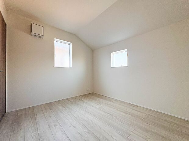 【今どきのこども部屋5.2帖】  昨今のトレンドになりつつあるのが、広過ぎず、快適すぎない子ども部屋。勉強と寝るだけの部屋にすることで閉じこもりがなくなり、リビングで過ごす時間が増えると言わ…