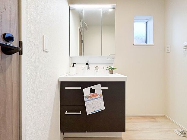 【洗面台】 十分な大きさの洗面台は、身だしなみチェックや歯磨きなど、朝の慌ただしい時間でもホテルライクなスペースで余裕とゆとりを感じて頂けます。