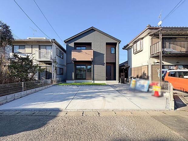 クルマは通りは少なく、人々は毎朝、ウォーキング、ジョギング、犬の散歩など、フリーな朝時間を過ごしている。