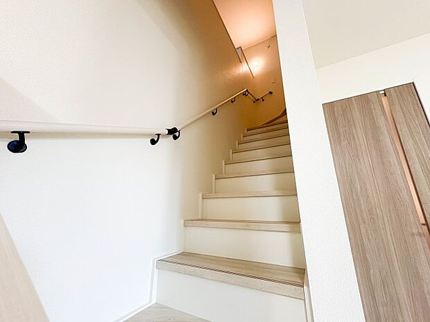【手すり付階段】手すりがないと階段の昇り降りで危険なことはもちろん、壁に手をつきながら歩くことで壁紙が汚れやすくなります。すべての方に快適に昇り降りしていただくため、手すりを設置しました。