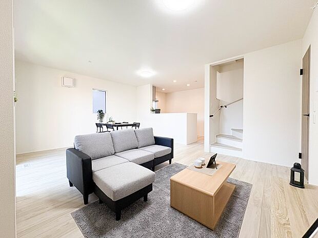 【リビングダイニング195帖】シンプルなデザインの家は風情がある。住む人のこだわりを感じる。外観も内装もいたってシンプル。居心地がよく、家事や趣味、子育てなどにも集中できる。家も人間も熟成す…