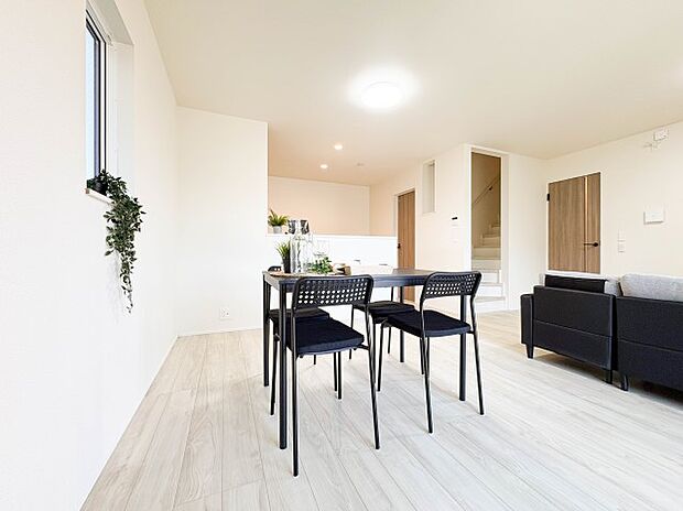 【ダイニング】広々としたリビングダイニング。ゆったりとしたキッチン。生活動線をLDK に集中させ、ご家族が過ごしやすい空間設計にしました。