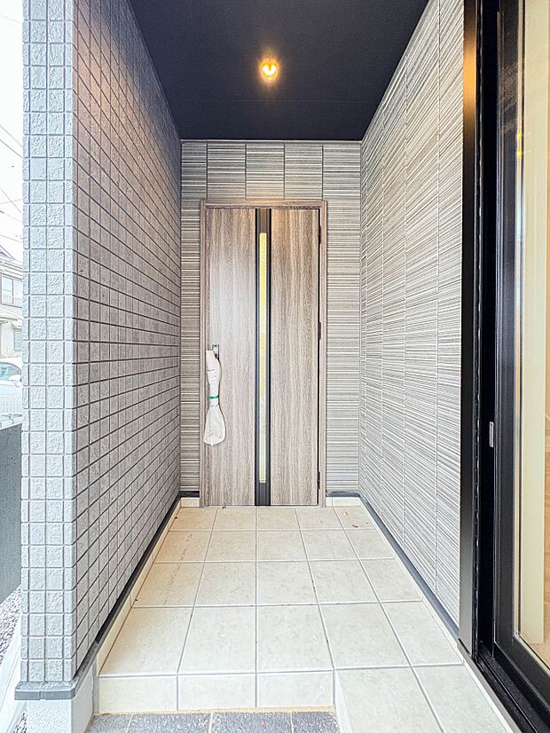 【玄関】こちらの物件が少しでも気になるようでしたら、お気軽にお問合せください。人生でいちばん大きなお買い物ですので、ゆっくりご見学ください。ネット上の画像と実際の見学では、リアル感がまるで違…