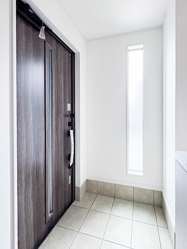 【玄関】上質感漂うアプローチ。居住者の帰り、訪れる方を優しく迎える。