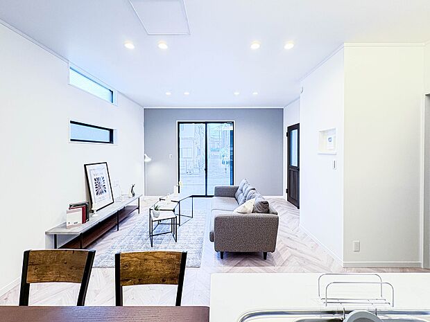 【リビング】光が溢れ、風も溢れ、居心地のよい住空間、自然体で過ごせる住空間にリビングを。それは住むというシンプルなカタチをどこまでも追求してきた結果です。新築の厳かな居住性を身体全体で感じて…