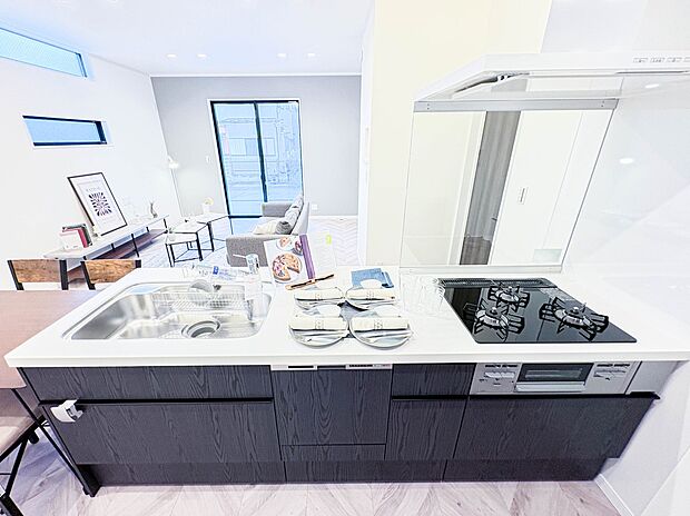 【キッチン】三口コンロで料理の幅を拡げてくれる使いやすいシステムキッチンを採用。洗い場も大きいので野菜や食器を洗ったりする際にも捗り、奥様の強い味方となってくれるはずです。