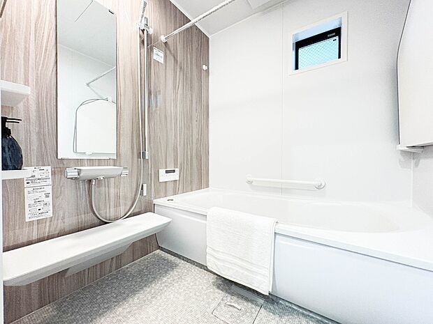 【浴室】浴室は一日の疲れを癒す場所だから、家族みんながゆったりできる快適設計。追い炊き機能付きオートバス。安定した温度で、いつでも快適に入浴できます。