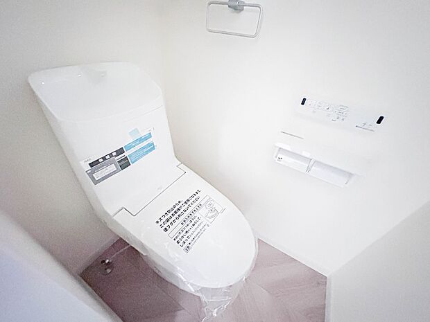 【トイレ】ウォシュレット付。快適で衛生的な洗浄機能付温水シャワートイレです。