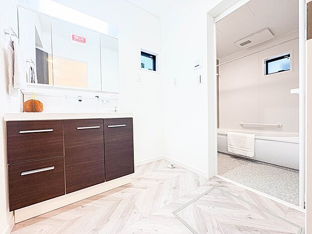 【洗面所】大きく見やすい三面鏡で清潔感ある洗面台は、身だしなみチェックや肌のお手入れに最適です。何かと物が増える場所だからこそ、スッキリと見映えの良い空間に拵えました。