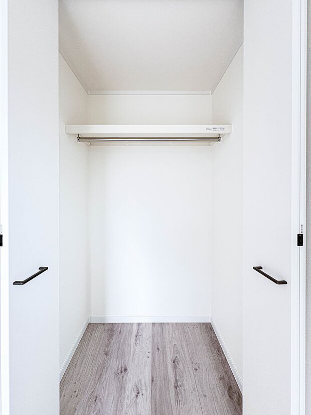 【WIC-ウォークインクローゼット-】 何より、中に入れば全ての服が見てわかるので選択しやすいんです。朝の忙しいときなど便利だな~と思いますよ。一つのスペースで済むって所がいいんですよね。…