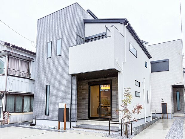 【外観】堂々たる趣ながら、主張し過ぎずどこか余裕を感じさせるシャープなフォルムで佇む邸宅は、晴天の空と照らし合わせる事で、本来あるべき完成形の姿を見せてくれます。