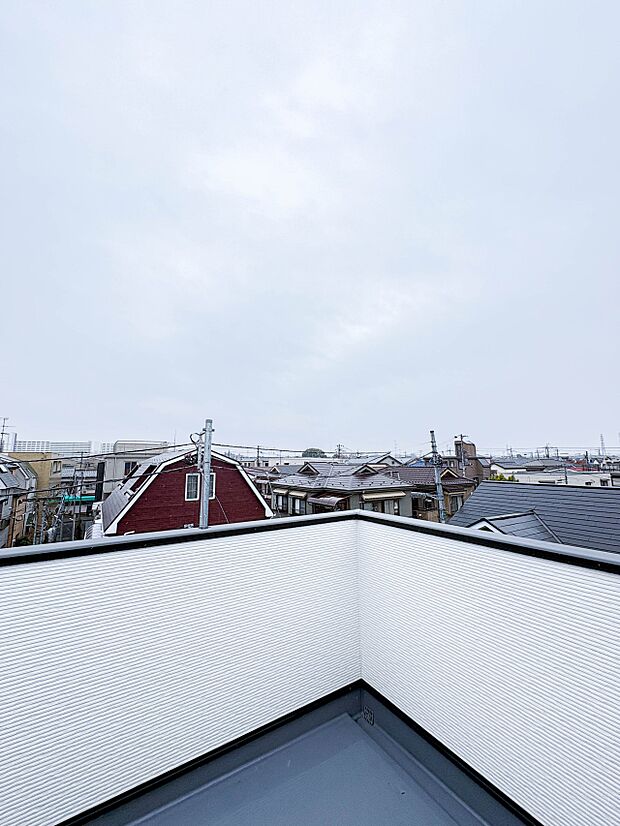 【バルコニー】澄み切った青空と、心地良い風を感じるバルコニー。