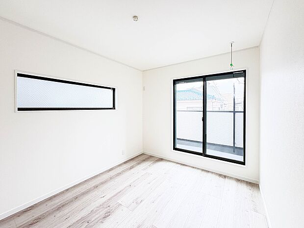 【Room-洋室】 シンプルにデザインされた室内。家具やレイアウトでお好みの空間に。