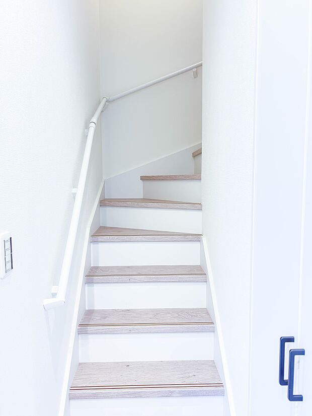 【階段】手すりがないと階段の昇り降りで危険なことはもちろん、壁に手をつきながら歩くことで壁紙が汚れやすくなります。すべての方に快適に昇り降りしていただくため、手すりを設置しました。