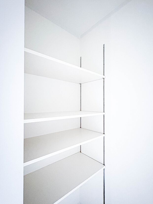 【シューズクローク(玄関収納)】シューズだけでなくコートやバッグを置いておけば、朝バタバタと物を探し回ることがなくなります。特に持っていく物が多いキッズスペースが玄関にあるととても便利。