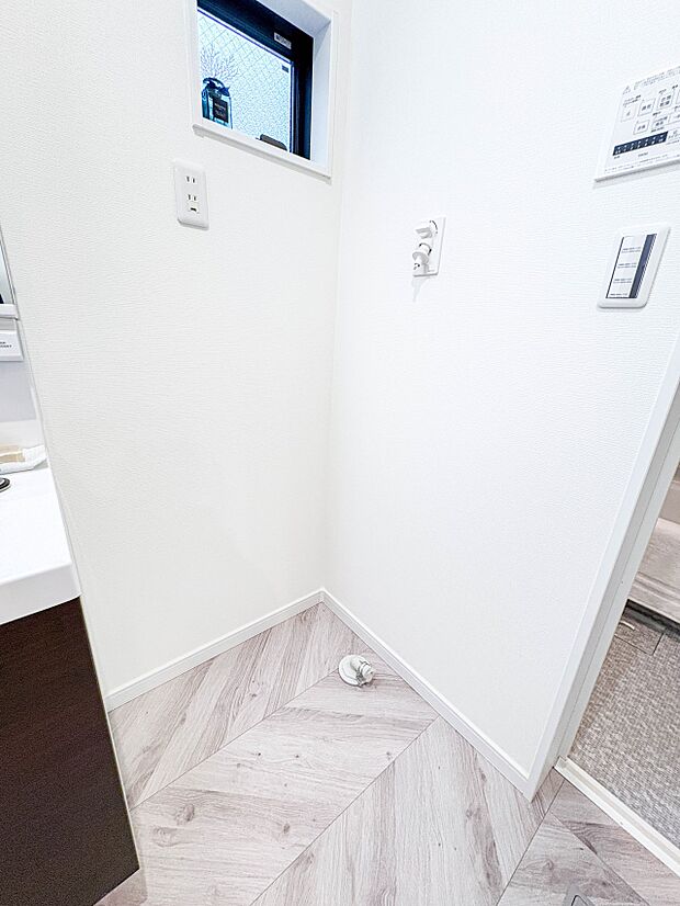 【ランドリースペース】ランドリースペースは広さもたっぷり。タオルなどをしまえる収納棚もあります。