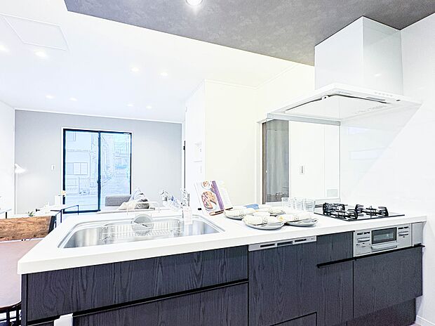 【ダイニングキッチン】ナチュラルな自然光の中での調理。お洒落な食器類を余裕で収納できるスペース。動きやすい女性目線のキッチン動線。これからはお料理をつくる時間が劇的に変わります。