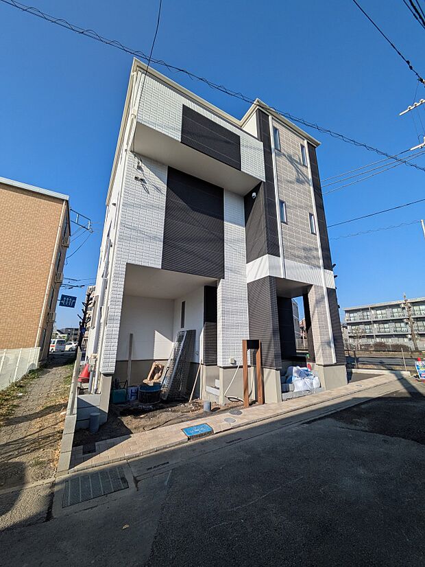 【玄関】家の顔となる玄関は、高いデザイン性が求められます。高級感と断熱性、防犯性に優れた玄関ドアを標準装備。ピッキング対策のセキュリティサムターン等、防犯に考慮しました。