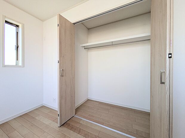 【CL(クローゼット)】壁面クローゼットのメリットは、衣類が横一列に並ぶためひと目で洋服が選びやすいこと。衣類をたくさんお持ちの方も、限られたスペース内に無理なく収納することができます。