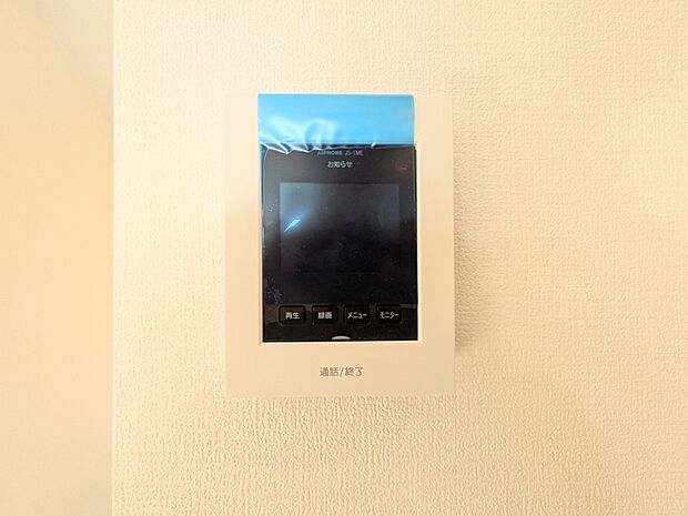 【TVモニター付インターホン】来訪者の様子を室内TVモニターでチェック。対応したくないセールスを断りやすく、子どもに留守番をさせるときも安心。不在時の来訪者を録画でき、犯罪抑止効果も期待でき…