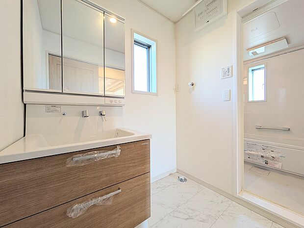 【Laundry space-ランドリースペース】 毎日使う洗濯機。しっかりと奥行きのある置き場が確保されています。