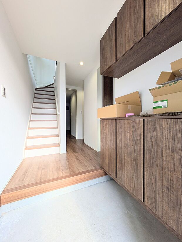 【玄関】広さの玄関スペースはベビーカーなどを置いても十分な広さです。