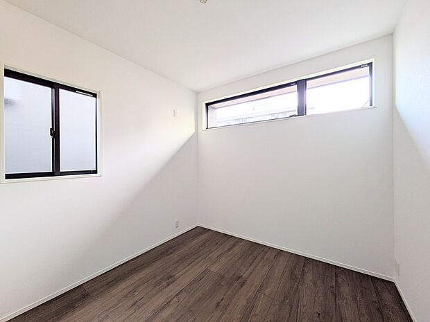 自然光の明るい空間でお子様と遊べます。