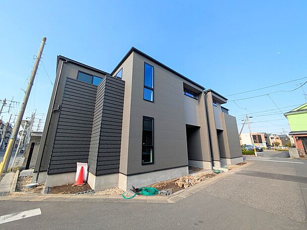 家の前は美しい通りになっていますが、クルマが比較的少なく。家のまわりで遊ぶお子さまも安心です。