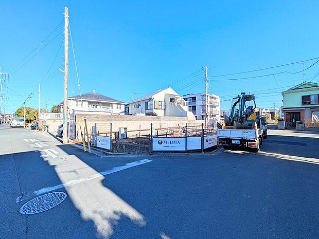 家の前は美しい通りになっていますが、クルマが比較的少なく。家のまわりで遊ぶお子さまも大丈夫です。