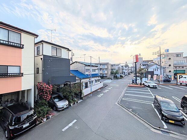 朝の澄んだ空気や、夕方に吹く清々しい風を五感で感じられるバルコニー。屋外にあって、住まいの中でも本当の自然を感じられるスペースです。