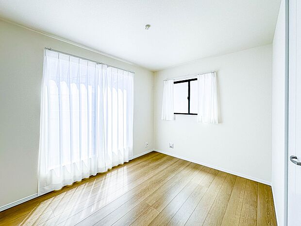 お子様のお部屋にぴったりなクロークを備えたフローリング仕様の洋室です。