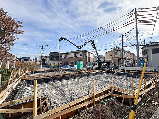 【外観】堂々たる趣ながら、主張し過ぎずどこか余裕を感じさせるシャープなフォルムで佇む邸宅は、晴天の空と照らし合わせる事で、本来あるべき完成形の姿を見せてくれます。