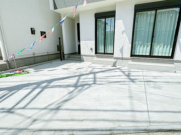 【駐車場】カースペース2台可／駐輪スペース。広々カースペースです。自転車、バイクなども置き場に困りません。