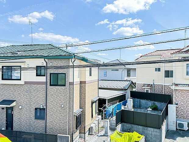 【眺望】朝の澄んだ空気や、夕方に吹く清々しい風を五感で感じられるバルコニー。