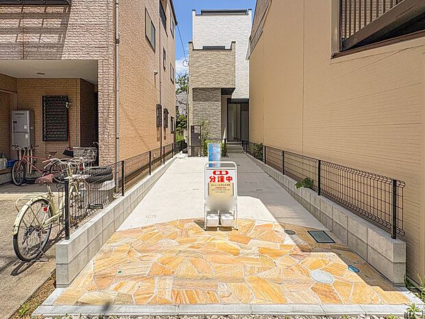 【外観】堂々たる趣ながら、主張し過ぎずどこか余裕を感じさせるシャープなフォルムで佇む邸宅は、晴天の空と照らし合わせる事で、本来あるべき完成形の姿を見せてくれます。