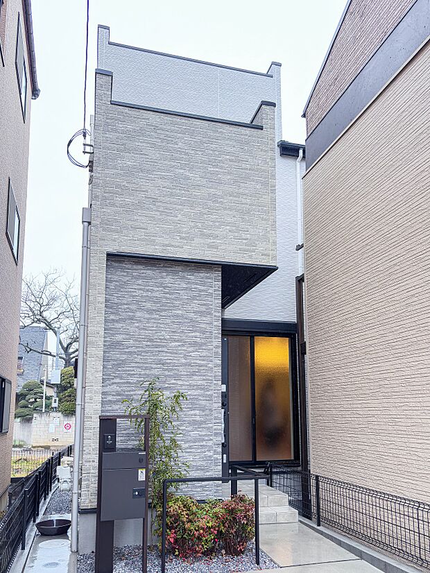 【外観】家は一生のお買物。自分ならではの家族ならではの、家にしたい。書斎を設ける。子どものプレイングルームを設ける。趣味のオーディオルームを設置する。夢を追うオンリーワンの家です。