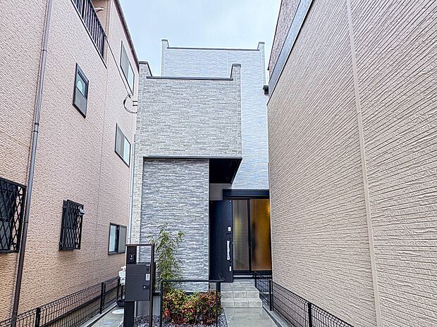 【外観】堂々たる趣ながら、主張し過ぎずどこか余裕を感じさせるシャープなフォルムで佇む邸宅は、晴天の空と照らし合わせる事で、本来あるべき完成形の姿を見せてくれます。