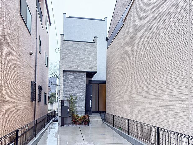 【外観】家族の温かさと陽光の暖かさ、楽しい毎日と明るい未来を予感させる「空間が織り成すひとつ先の住み心地」を演出します。