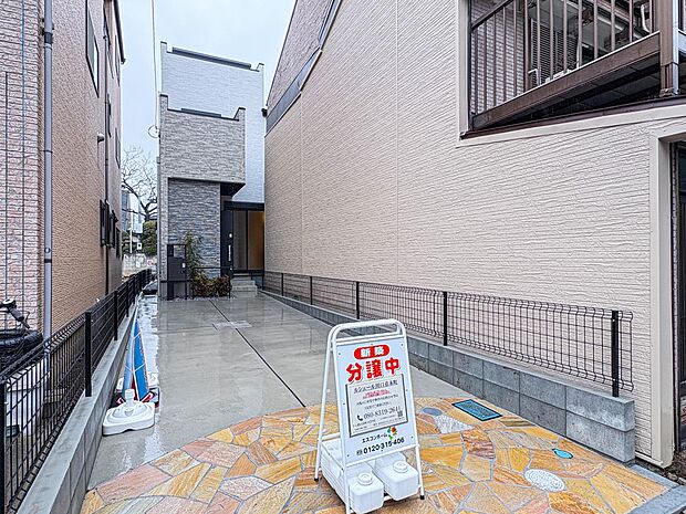 【駐車場】カースペース2台可／駐輪スペース。広々カースペースです。自転車、バイクなども置き場に困りません。