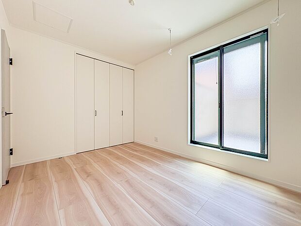 【洋室6帖】柔らかな陽光とフローリングの色味が調和した快適な空間。