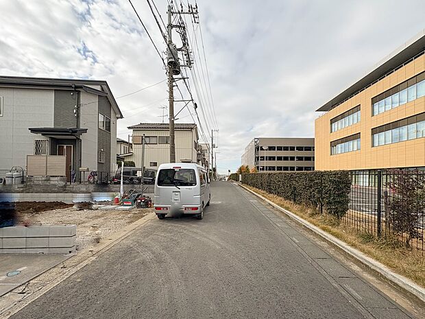 【前面道路5ｍ】車の通行が少ないので、静かな住環境を維持することができます。