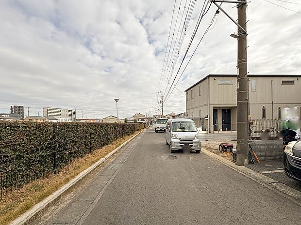 【前面道路】家の前をまっすぐの通りが走っている。クルマは少なく、人々は毎朝、ウォーキング、ジョギング、犬の散歩など、フリーな朝時間を過ごしている。