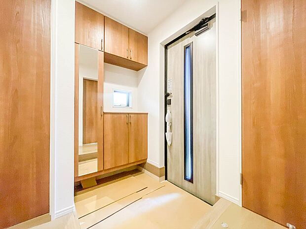 【玄関】玄関はおうちの顔と言われます。玄関アプローチは、外観デザインの印象を左右します。ご家族の個性を出しながら、素敵な玄関でお客様をお迎えしてください。