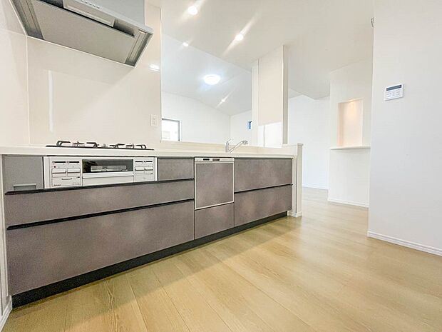 【LDK18.75帖】ナチュラルな自然光の中での調理。会話が弾む対面型キッチン。お洒落な食器類を余裕で収納できるスペース。動きやすい女性目線のキッチン動線。これからはお料理をつくる時間が劇的…