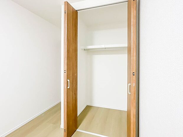 【収納】壁面クローゼットのメリットは、衣類が横一列に並ぶためひと目で洋服が選びやすいこと。衣類をたくさんお持ちの方も、限られたスペース内に無理なく収納することができます。