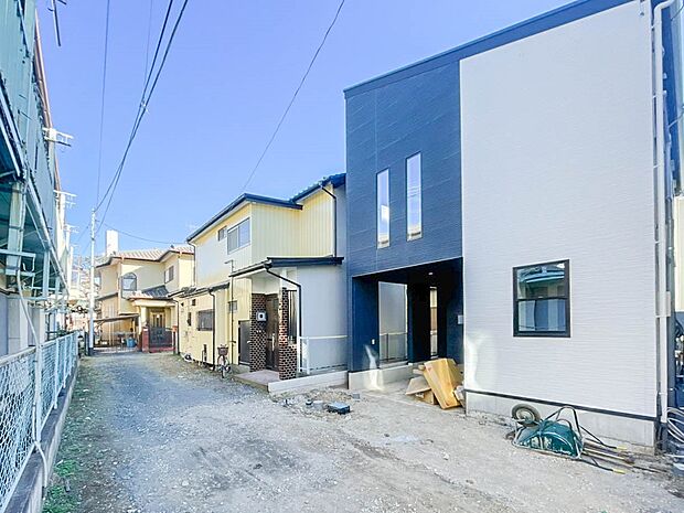 【外観】堂々たる趣ながら、主張し過ぎずどこか余裕を感じさせるシャープなフォルムで佇む邸宅は、晴天の空と照らし合わせる事で、本来あるべき完成形の姿を見せてくれます。